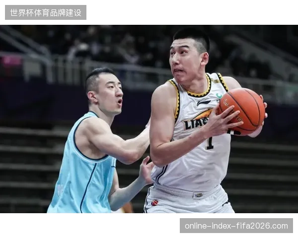 付豪在内线承担了更多的蓝领工作，其日益成熟的低位防守是辽宁队的重要补充